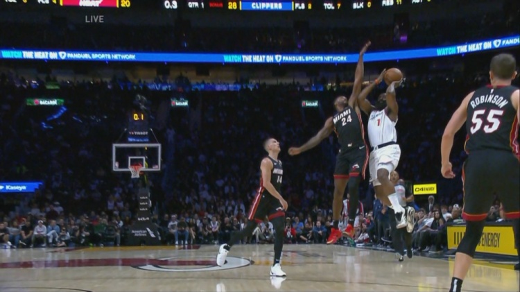 爭(zhēng)分奪秒！哈登后場(chǎng)推進(jìn)漂移三分被壓哨犯規(guī)！3罰2中！