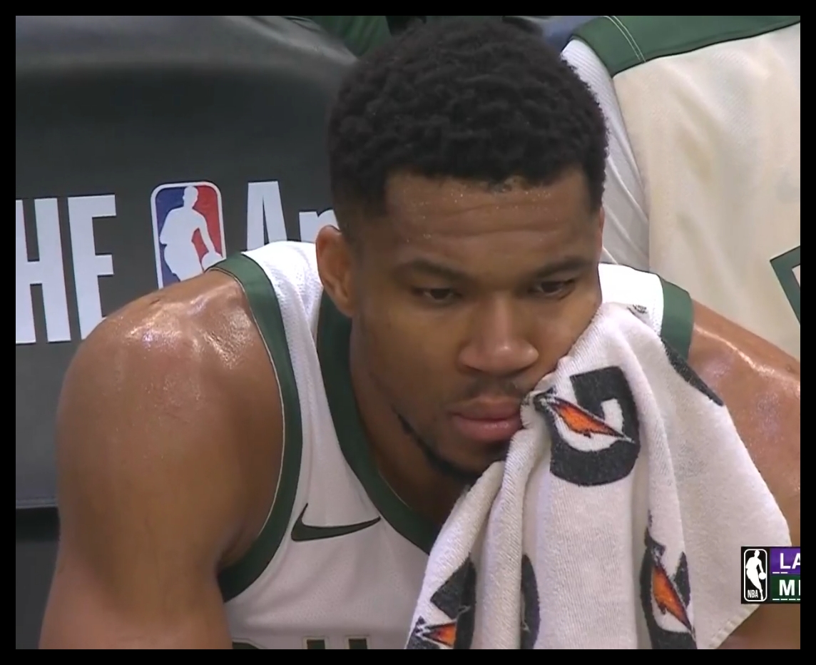 在想什么呢？雄鹿大比分領(lǐng)先湖人 字母哥在替補席若有所思~