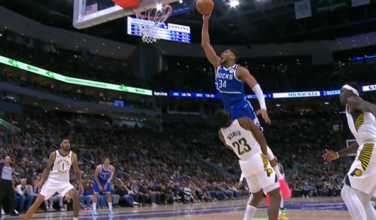 視覺效果炸裂！字母哥絲滑轉(zhuǎn)身單臂隔扣內(nèi)史密斯 可惜吹進(jìn)攻犯規(guī)