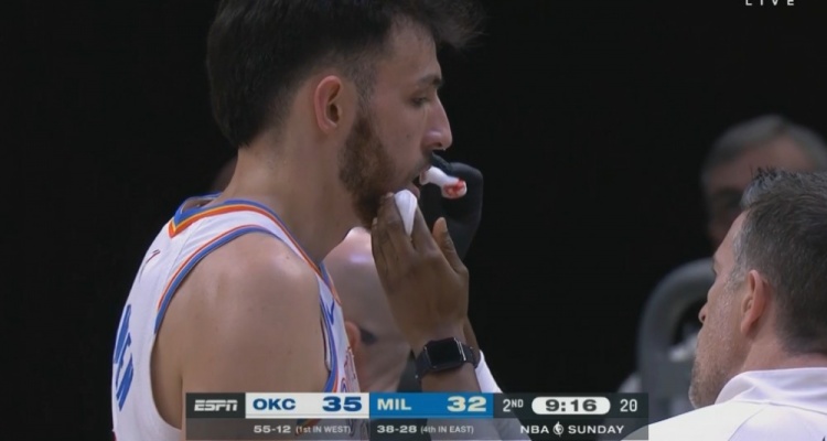 太積極了！霍姆格倫追防庫茲馬 撞到后者頭部嘴出血