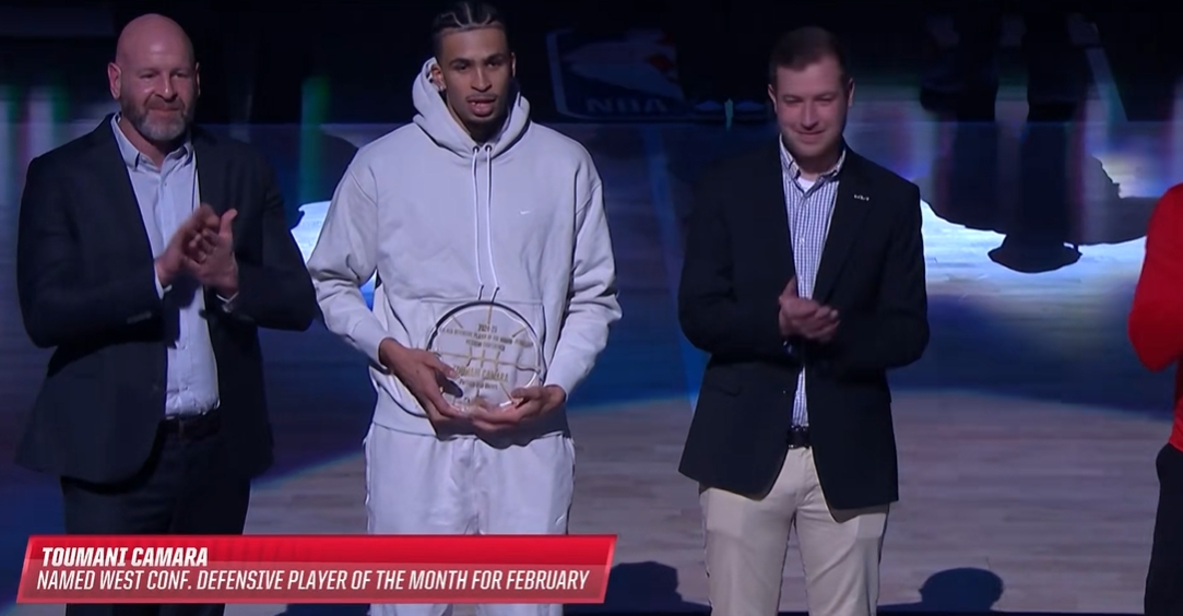 實至名歸！NBA官方為卡馬拉現(xiàn)場頒發(fā)2月西部最佳防守球員獎項