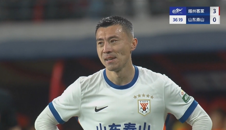 34分鐘0-3落后！36歲鄭錚苦笑36歲大雷沮喪 替補席黃政宇神態(tài)輕松