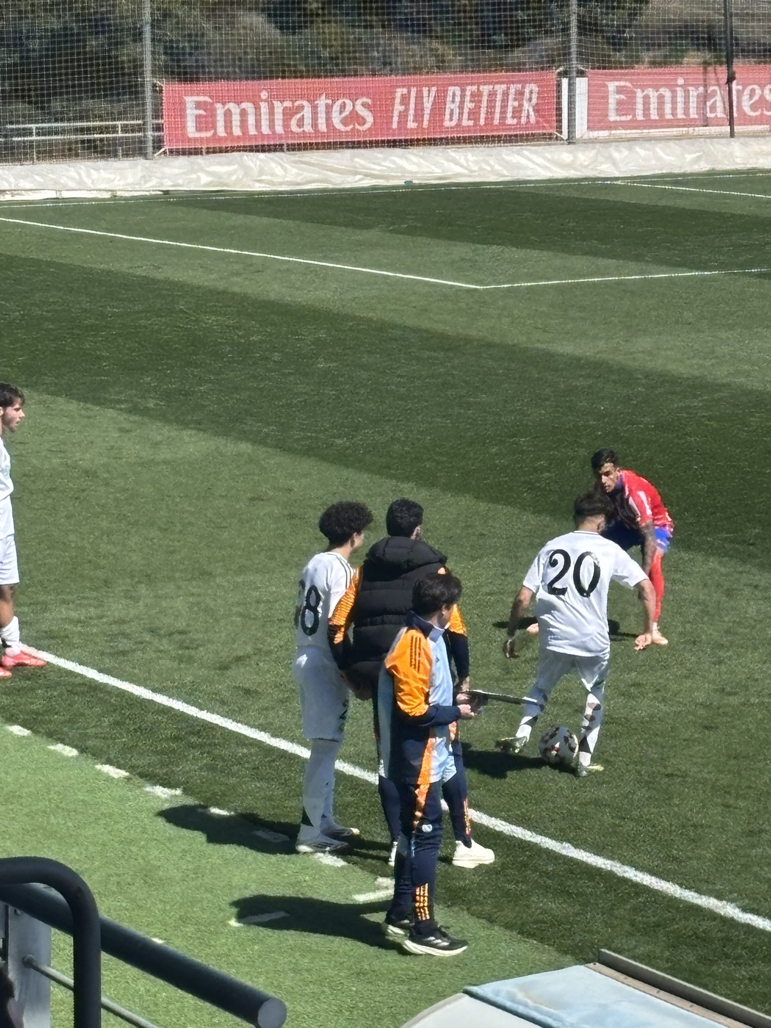 天賦滿滿！馬塞洛15歲兒子恩佐皇馬U19首秀，登場(chǎng)5分鐘腳后跟助攻