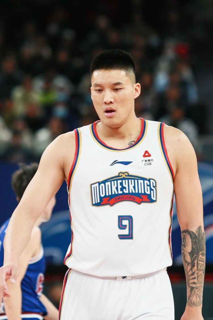 戰(zhàn)舊主！曾繁日上半場7中3得到6分5板 罰球拉跨4中0