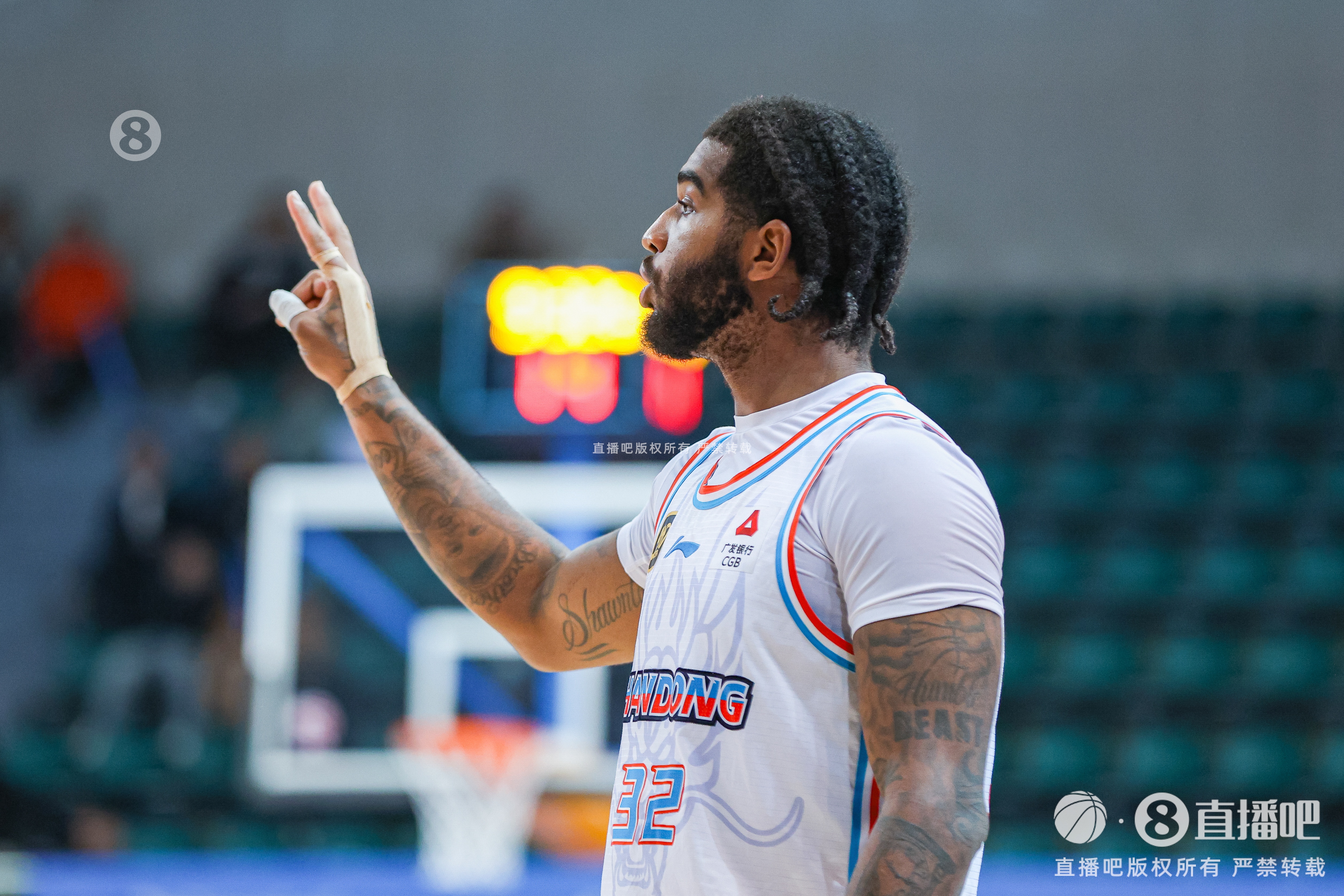 內(nèi)線殺器！克里斯半場11中6砍下16分5板 罰球4中4