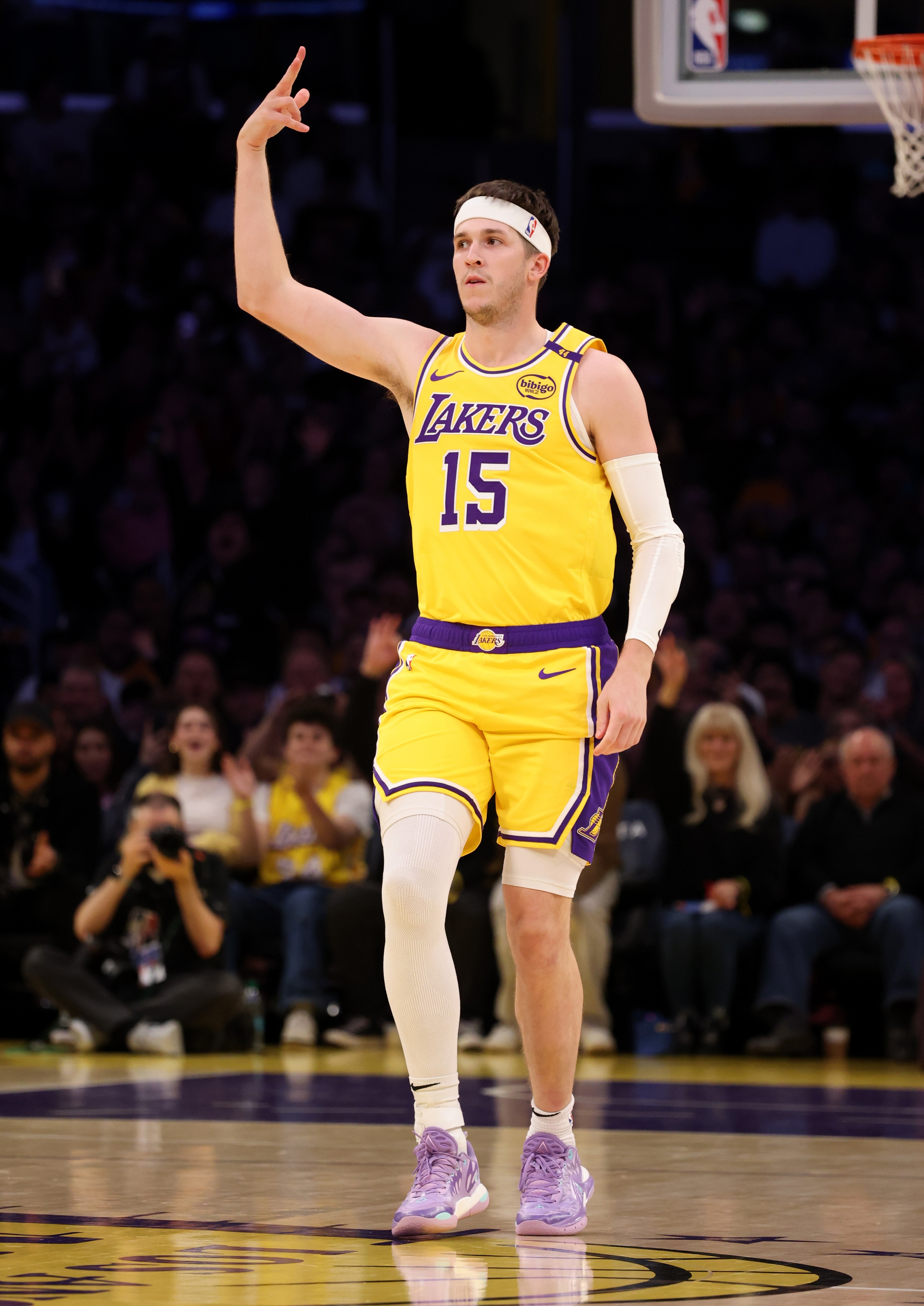 今天掄就完了！里夫斯首節(jié)出手11次砍下12分5板 還送出7助攻