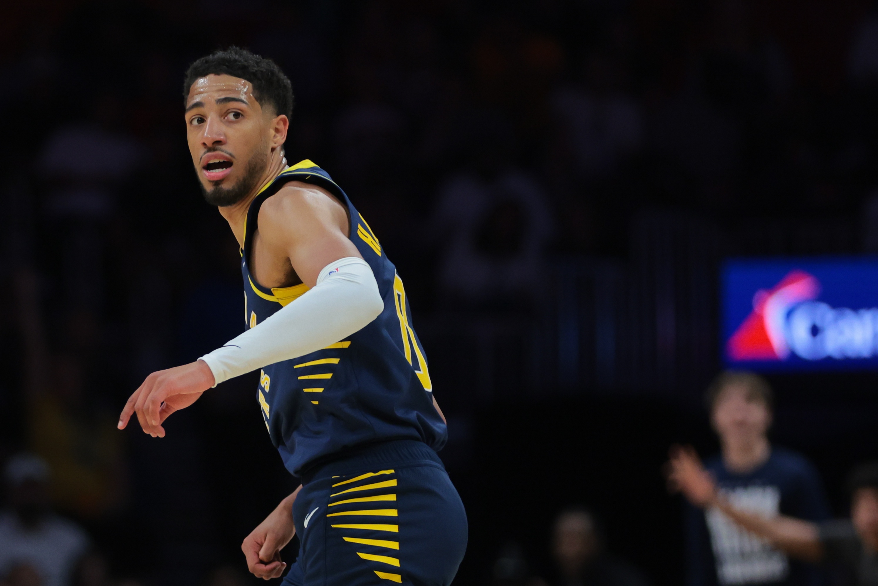 仍是精彩一役！哈利伯頓16投9中砍下24分6籃板15助5斷 沒有失誤