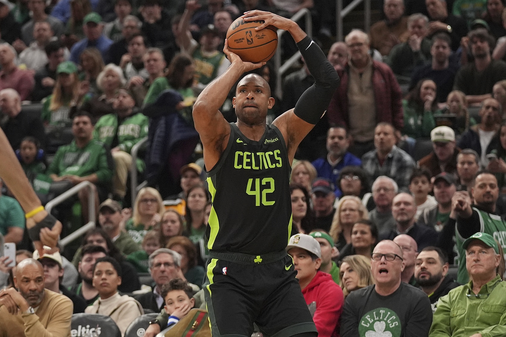 抓下2前板！38歲霍福德半場(chǎng)三分7中4 貢獻(xiàn)12分4板3助1斷1帽